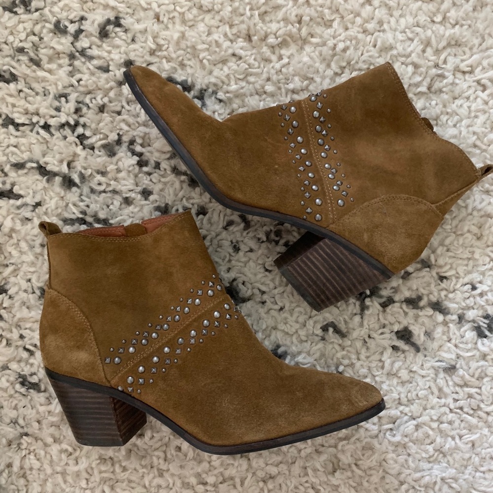 ✨Lucky Brand Suede Ankle Cowgirl Bootie✨